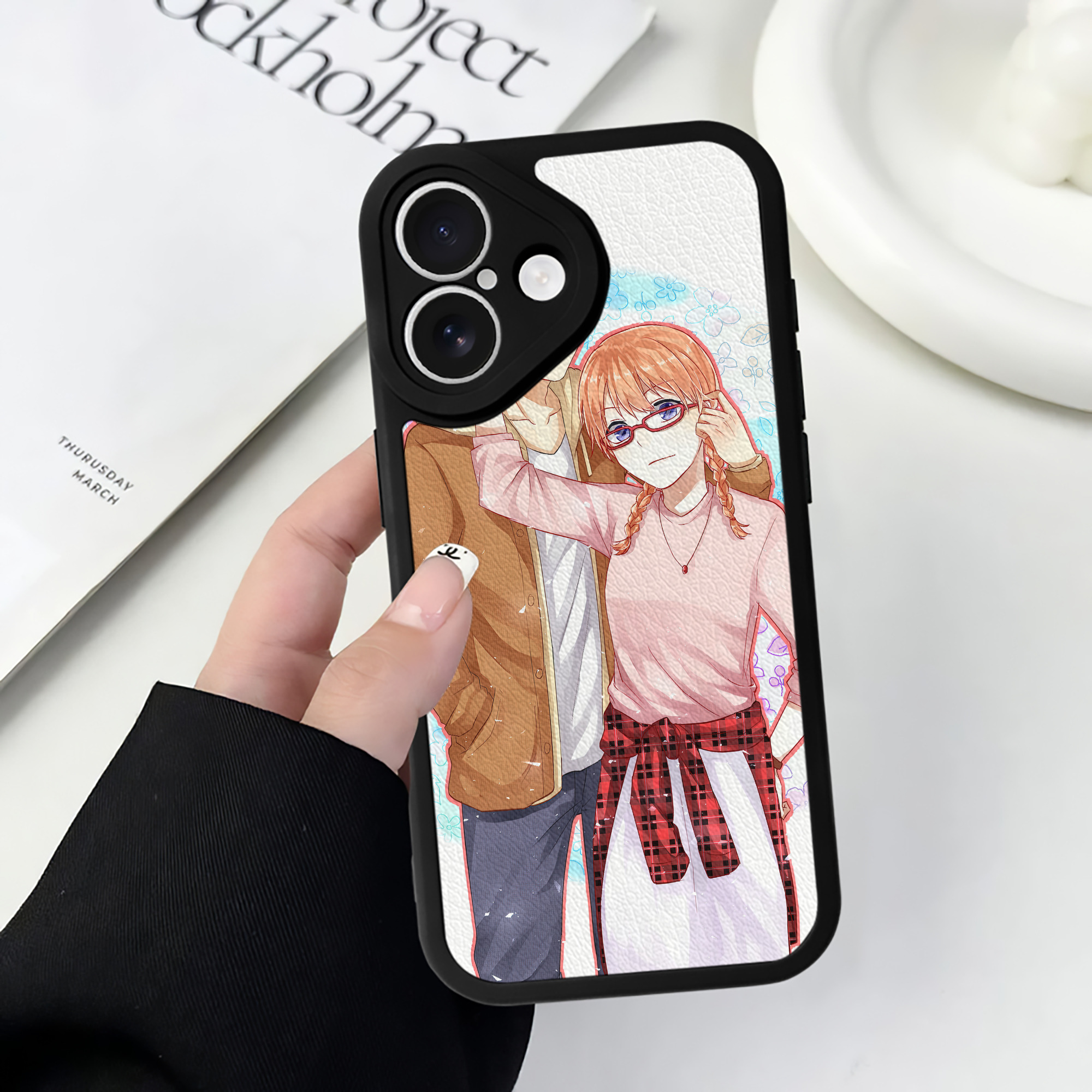 （画像用） ぎんたま 坂田銀時（さかたぎんとき） 神楽 志村新八（しむら しんぱち） GINTAMA Sakata Gintoki Kagura Shimura Shinpachi 【iPhone 16シリーズ対応】シリコンスマホケース（レザー調） 材質：シリコン
